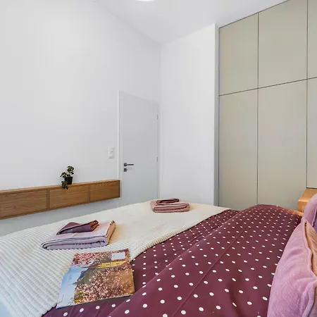 Zahradnicka With Parking And Balcony * ברטיסלאבה